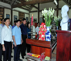 Dâng hương, hoa tưởng nhớ Chủ tịch Hồ Chí Minh, Tổng Bí thư Nguyễn Văn Linh, Trung tướng Nguyễn Bình và tưởng niệm các anh hùng liệt sỹ