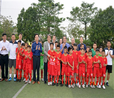 Đại sứ Đặc mệnh toàn quyền Nhật Bản tại Việt Nam Umeda Kunio thăm, giao lưu với đội bóng đá nhi đồng Hưng Yên
