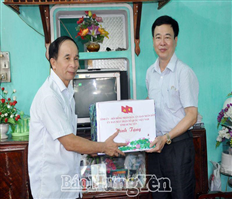 Tặng quà gia đình chính sách nhân Ngày Thương binh - Liệt sỹ