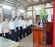 Dâng hương, dâng hoa tưởng nhớ Chủ tịch Hồ Chí Minh, Tổng Bí thư Nguyễn Văn Linh và tưởng niệm các anh hùng liệt sỹ