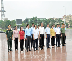 Dâng hoa nhân kỷ niệm 107 năm Ngày sinh Tổng Bí thư Nguyễn Văn Linh