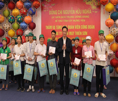 Bí thư Tỉnh ủy Nguyễn Hữu Nghĩa tặng quà người lao động tại các huyện Phù Cừ và Tiên Lữ