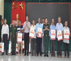 Đoàn công tác của Bộ Quốc phòng và Hội Nạn nhân chất độc da cam/Dioxin Việt Nam tặng quà, trao hỗ trợ xây dựng nhà tình nghĩa cho nạn nhân chất độc da cam