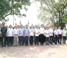 Đoàn đại biểu lãnh đạo hai tỉnh Hưng Yên và Hà Tĩnh dâng hương, dâng hoa tại các di tích lịch sử và Tượng đài Tổng Bí thư Nguyễn Văn Linh