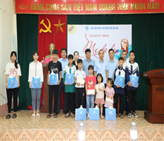 Ân Thi: Trao kinh phí đỡ đầu cho trẻ em mồ côi có hoàn cảnh khó khăn