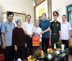 Thăm, tặng quà thân nhân liệt sĩ, chiến sĩ Điện Biên Phủ