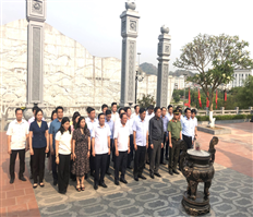 Đoàn công tác tỉnh Hưng Yên dâng hương tưởng nhớ Chủ tịch Hồ Chí Minh và tưởng niệm các anh hùng liệt sĩ tại tỉnh Sơn La