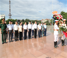 Dâng hoa tưởng nhớ Tổng Bí thư Nguyễn Văn Linh