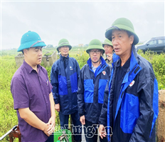 Đồng chí Chủ tịch UBND tỉnh Trần Quốc Văn kiểm tra tình hình ứng phó với ngập lụt tại thành phố Hưng Yên