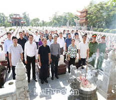 Đoàn cán bộ tỉnh dâng hương, dâng hoa tại Nghĩa trang Liệt sĩ quốc gia Trường Sơn, Nghĩa trang Liệt sĩ quốc gia Đường 9 và Thành cổ Quảng Trị