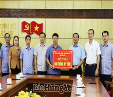 Đồng chí Trưởng ban Nội chính Tỉnh uỷ Đặng Ngọc Quỳnh trao hàng hỗ trợ huyện Phù Cừ bị ảnh hưởng bởi bão số 3