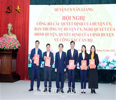 Văn Giang: Công bố các quyết định sắp xếp tổ chức bộ máy và công tác cán bộ
