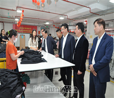 Chủ nhiệm Ủy ban Kiểm tra Tỉnh ủy Lê Quang Hòa thăm, làm việc với doanh nghiệp và trao quà Tết tặng người lao động có hoàn cảnh khó khăn tại huyện Khoái Châu