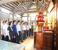 Dâng hương, dâng hoa tưởng nhớ Chủ tịch Hồ Chí Minh, Tổng Bí thư Nguyễn Văn Linh và tưởng niệm các anh hùng liệt sĩ