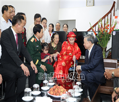 Tổng Bí thư Tô Lâm tặng quà gia đình liệt sĩ ở xã Hoàng Hoa Thám