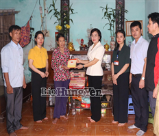 Đồng chí Trần Thị Thanh Thủy, Ủy viên Ban Thường vụ Tỉnh ủy, Bí thư Đảng ủy, Chủ tịch HĐND phường Mỹ Hào kiểm tra công tác ứng phó với cơn bão số 3