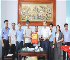 Đồng chí Trưởng Ban Tuyên giáo và Dân vận Tỉnh ủy Nguyễn Văn Chiến thăm, tặng quà thương binh tại xã Tiên Tiến