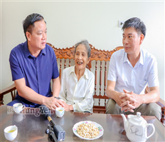 Đồng chí Nguyễn Khắc Thận, Phó Bí thư Tỉnh ủy, Chủ tịch UBND tỉnh thăm, tặng quà và trao hỗ trợ nhà ở cho người có công tại xã Quỳnh An