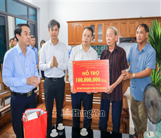 Đồng chí Nguyễn Mạnh Hùng, Phó Bí thư Tỉnh uỷ, Chủ tịch Ủy ban MTTQ Việt Nam tỉnh trao kinh phí hỗ trợ xây nhà ở cho người có công tại xã Đông Hưng
