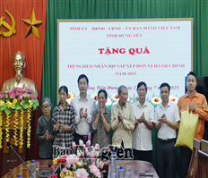 Trao gạo cho các hộ nghèo ở xã Đông Tiên Hưng