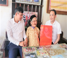 Đồng chí Phó Chủ tịch UBND tỉnh Nguyễn Lê Huy thăm, tặng quà gia đình chính sách, người có công