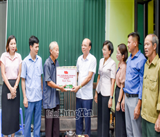 Đồng chí Nguyễn Mạnh Hùng, Phó Bí thư Tỉnh ủy, Chủ tịch Ủy ban MTTQ Việt Nam tỉnh thăm, tặng quà người có công, gia đình chính sách