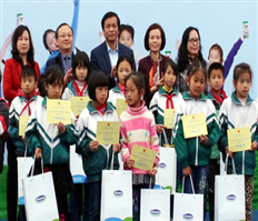 Trao tặng sữa và học bổng cho trẻ em có hoàn cảnh khó khăn